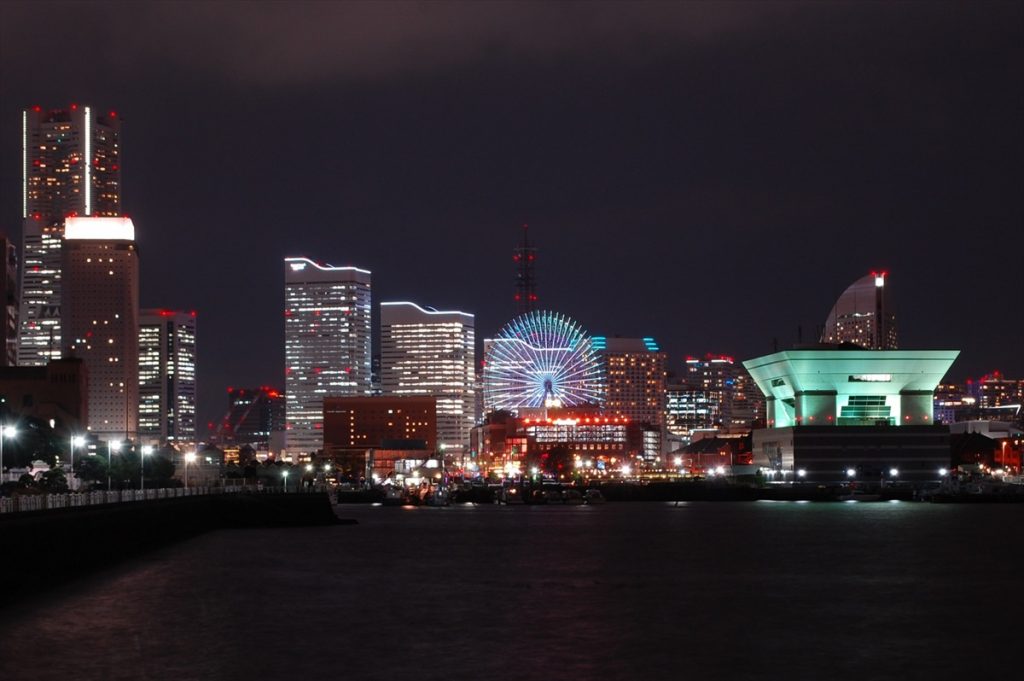 海に面した歩道から、みなとみらいの夜景が望める