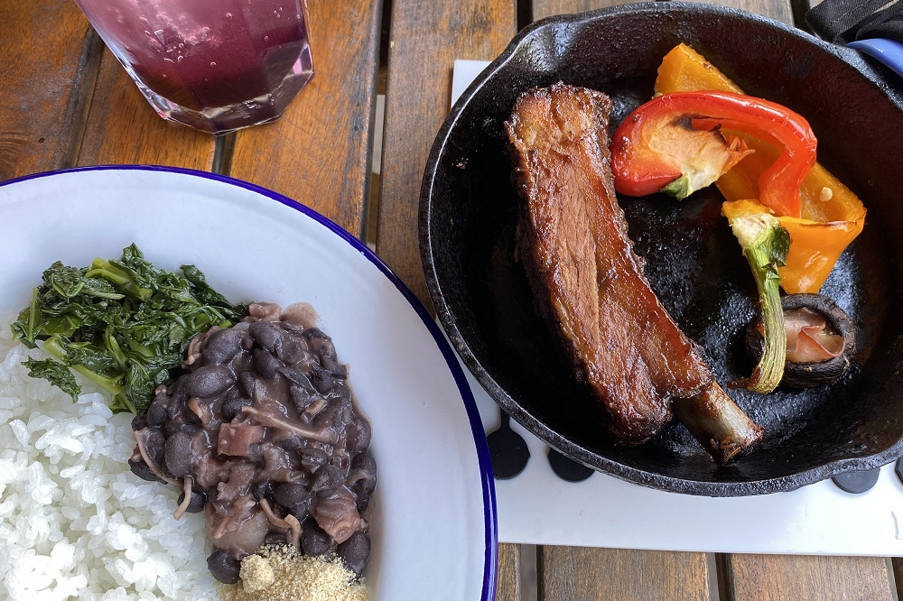 「BBQプレート(スペアリブのグリルとフェジョアーダ)」は1,300円(税込み)。「自家製ミックスベリーソーダ」は650円(税込み)