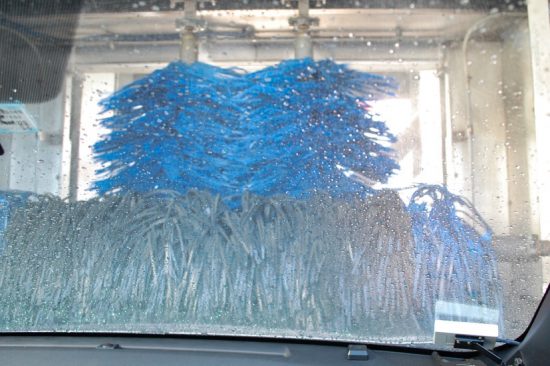 車体が洗浄される