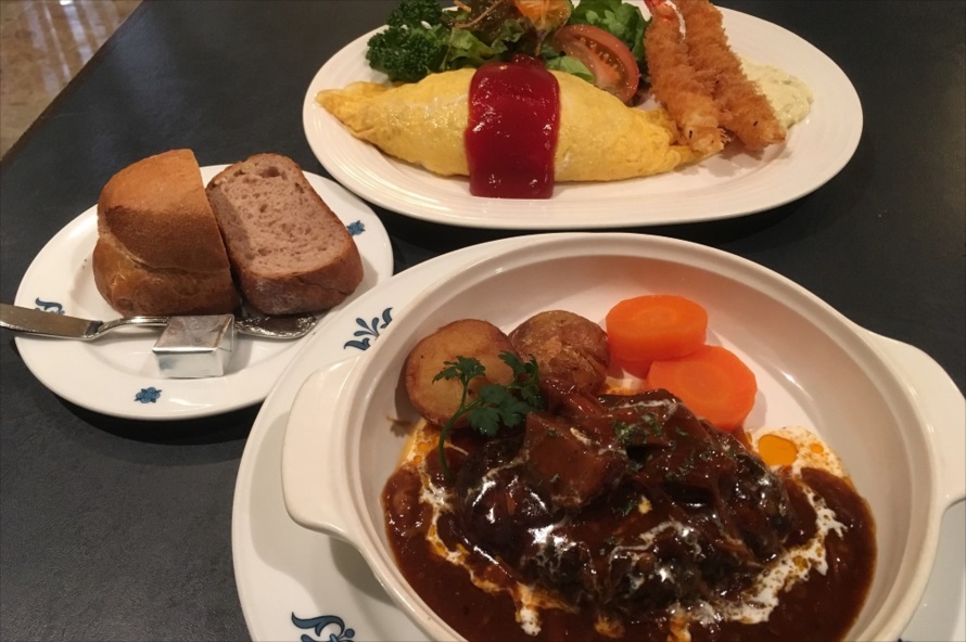 「オムライスと海老フライのプレート（1,455円）」と、「ビーフシチューハンバーグ（1,546円）」。デミソースは10日以上もかけて作られる、家庭では真似をすることのできない逸品 