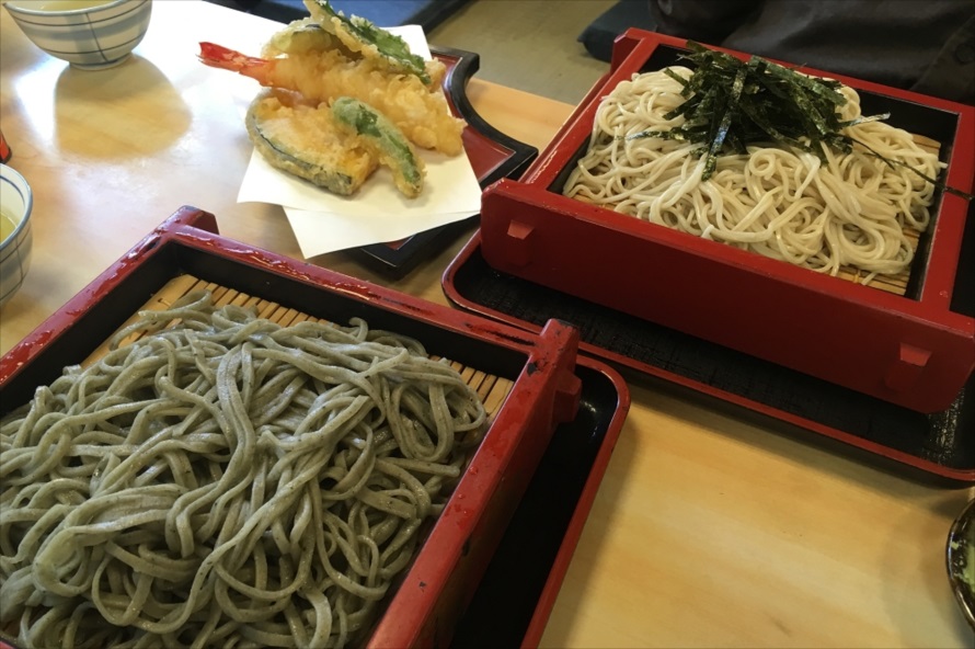 八起の蕎麦は江戸打ちの細切り。気候や湿度によって粉の状態を確かめながら毎日丁寧に打っている
