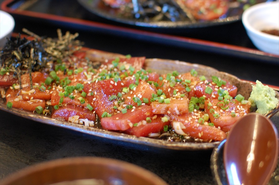 こちらが「生めばち鮪 中とろ・赤身たたきづけ定食」。ご飯との相性が抜群によく、いくらでも食べられるおいしさ 