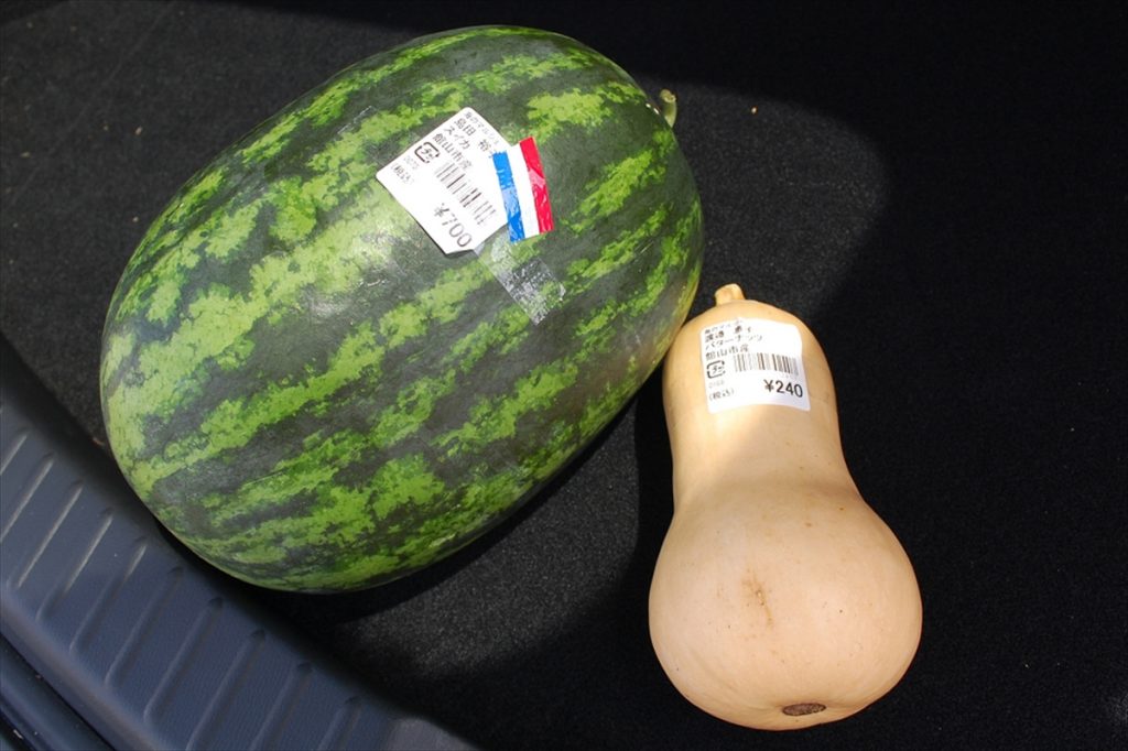  大ぶりなスイカは700円（税込み）。バターナッツかぼちゃは240円（税込み） 