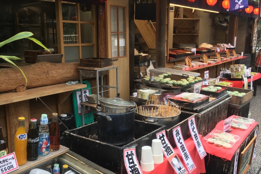 店頭で甘酒やみそ田楽、焼きまんじゅうなども購入できる 