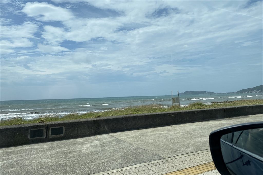  「鏡ヶ浦通り」という愛称の海岸通りを利用し、富浦へ向かった 