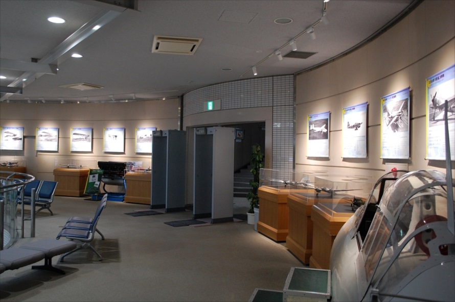 ファースト、ビジネス、エコノミーと、様々なクラスシートが展示されている