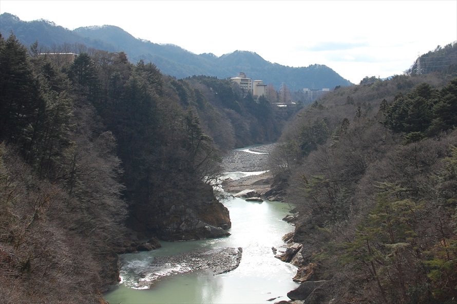 吊り橋の中程には、眺望を楽しむための広いエリアが用意されている 