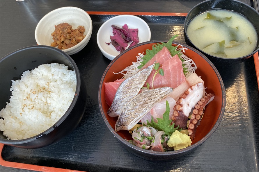 「王道!活きイキ刺身定食(1,700円)」。刺身の内容は日によって替わり、この日はまぐろの中トロと赤身、メカジキ、タチウオ、メジナ、地ダコ、イワシが盛られていた