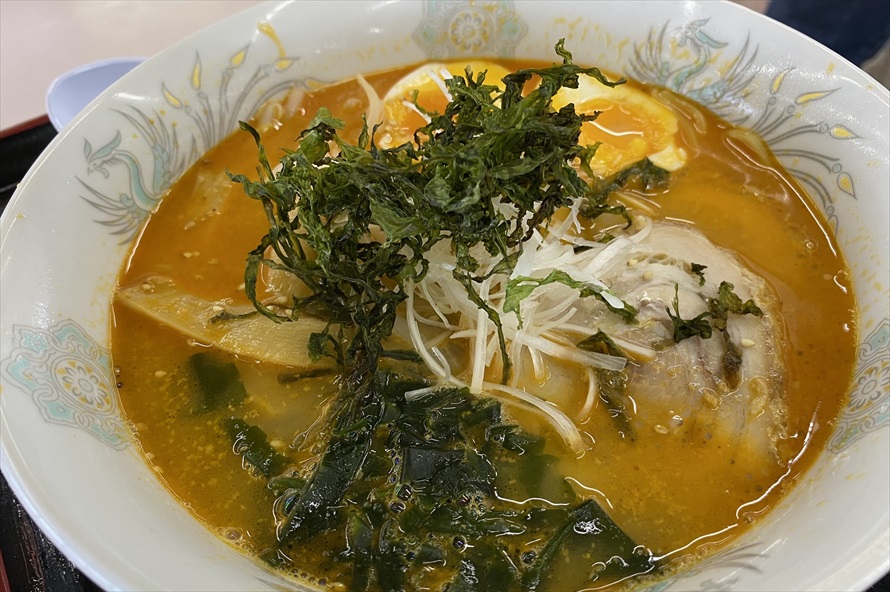 辛みの中、岩海苔の風味が口の中に広がる。半熟味玉の甘みが、いい箸休めとなった