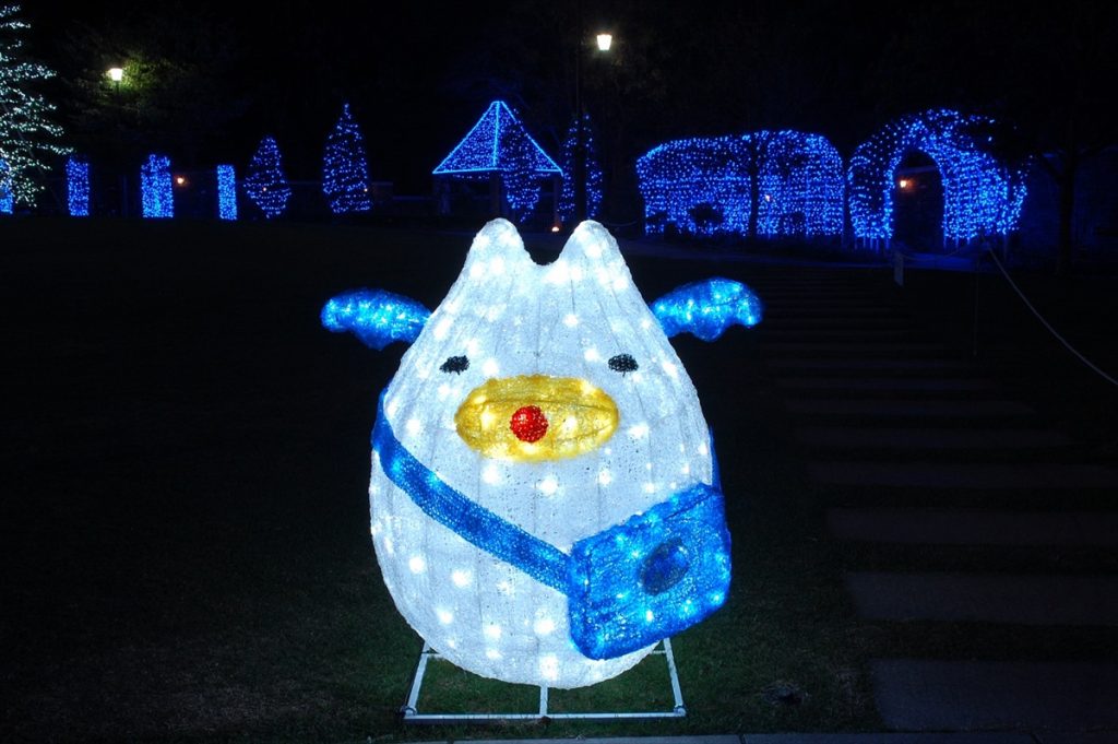 公園の入口では、みなとみらい線のキャラクター「えむえむさん」がお出迎え