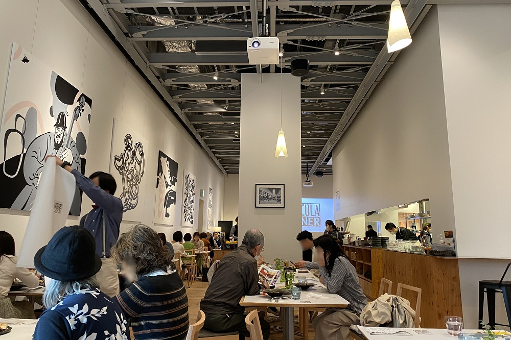  レストラン内に飾られた作品は、新進のアーティストたちが手がけたもの 