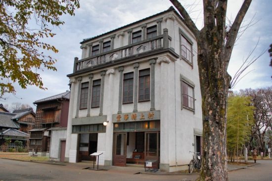 モダンでおしゃれないこの建物は、化粧品店