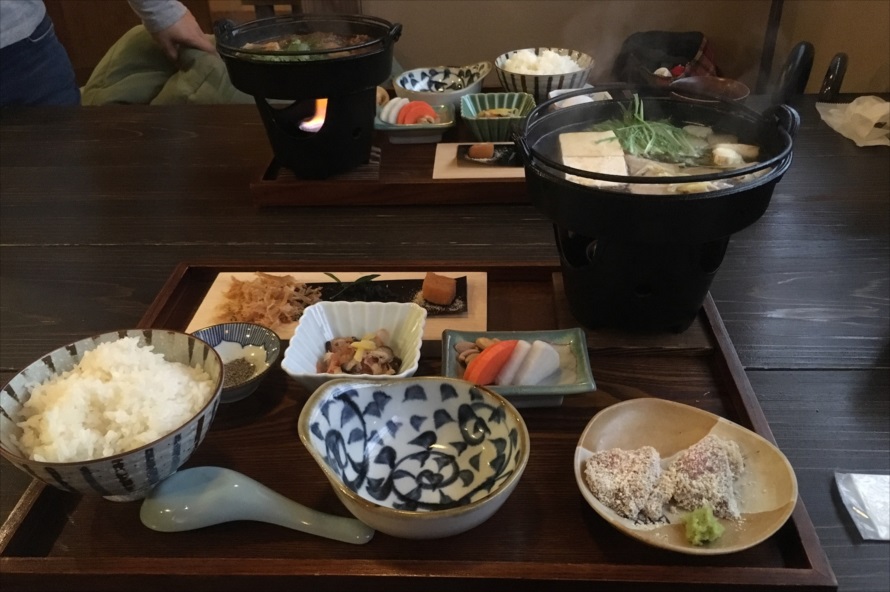 手前が江戸ねぎま鍋膳、奥が幕末の牛鍋膳。共に期間限定メニューで、春には新しいメニューと入れ替わっている可能性がある。ちなみに江戸ワンダーランド内では、料金は「円」ではなく「両」で表記される