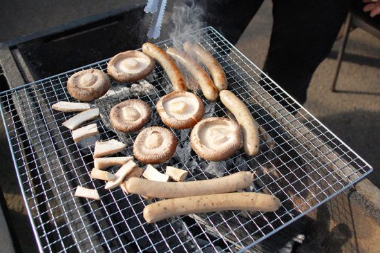 しいたけは途中で裏返さないこと。うま味の水滴がこぼれちゃう！