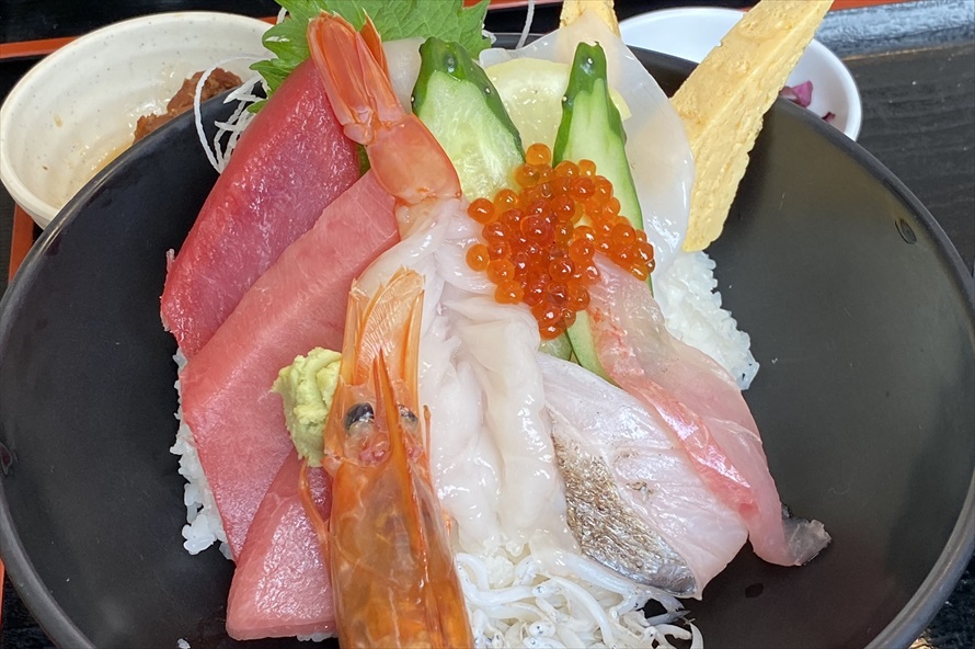 「豪華!まぐろ海鮮丼(1,700円)」