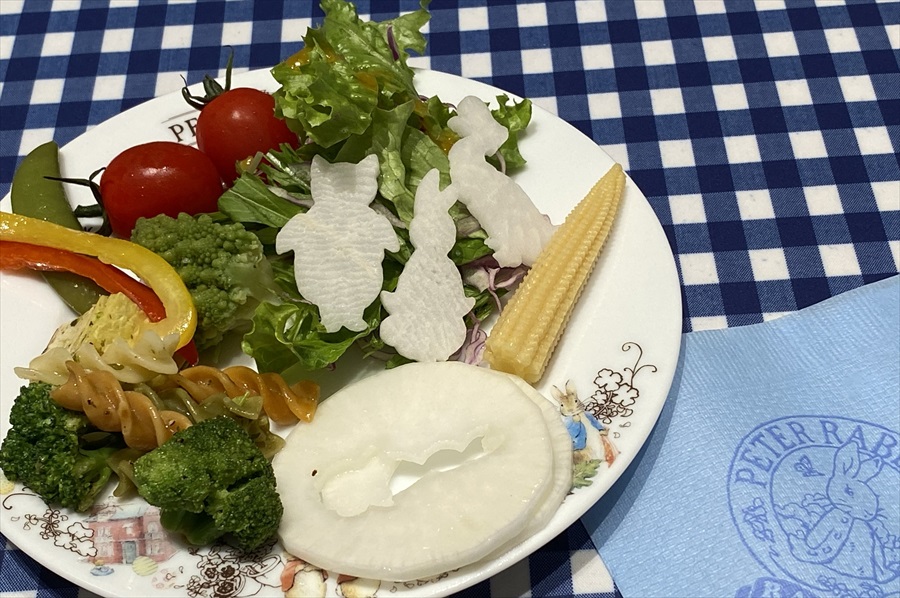 ブッフェはサラダからパスタ、肉料理、スイーツ、フルーツと、幅広い料理が用意されている
