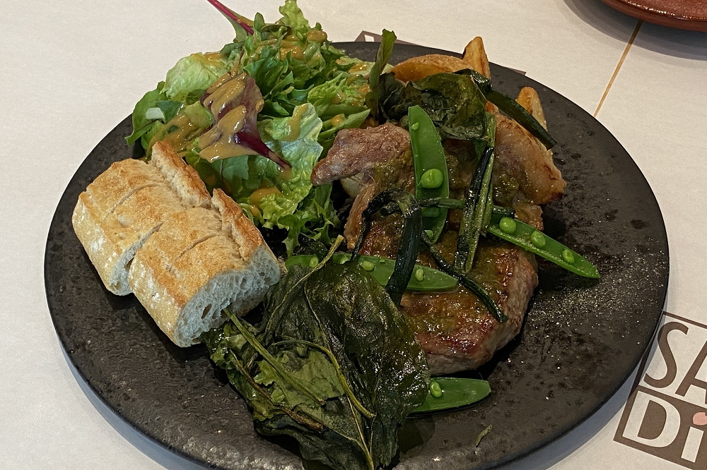 オーダーしたのは、ランチタイムメニューの「ワンプレートランチ」と「ライスプレート」 