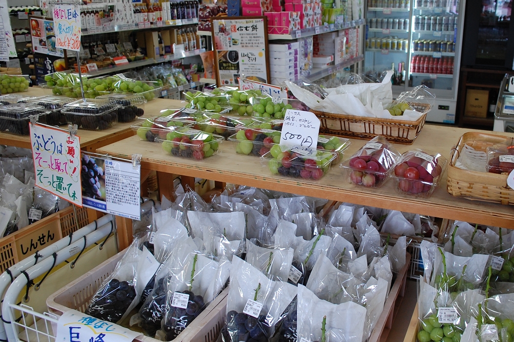  各種フルーツは、周辺の直売所に負けないお値打ち価格 