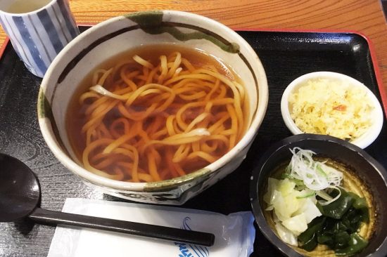 「蔵」の武蔵野うどんは、独特なそば粉の風味ともちもちした食感が特徴(画像は天かすをトッピング)