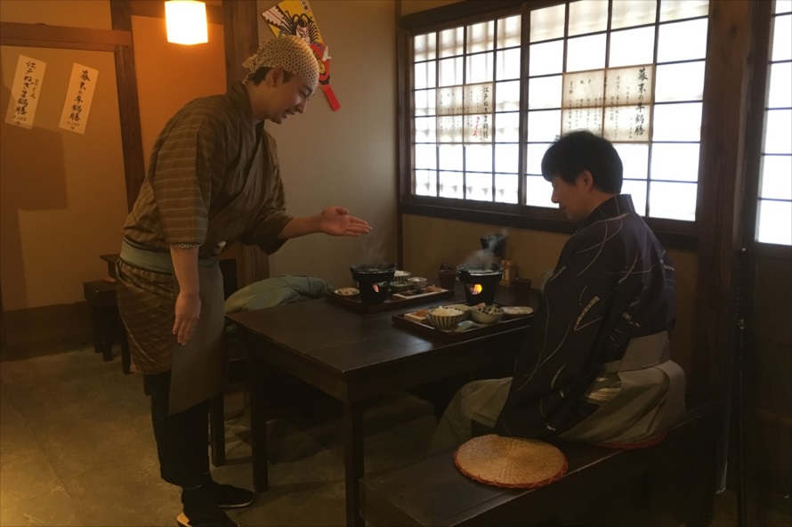 膳が運ばれた際、ひとつひとつの料理が持つ由来やこだわりを、江戸人の店員が丁寧に説明してくれる