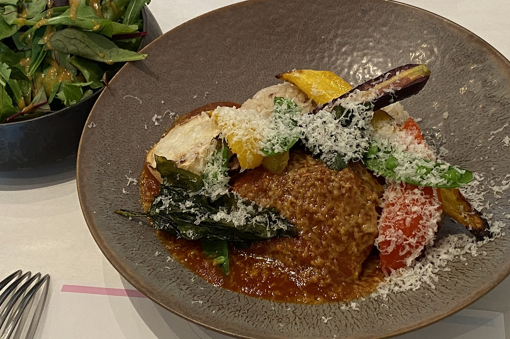  「ライスプレート」のメニュー「埼玉春野菜とラムの煮込みライス」、サラダが付いて1,600円（税込み） 