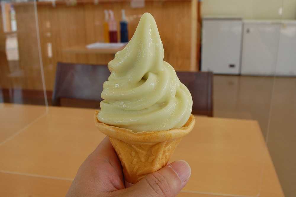  シャインマスカットのソフトクリームは500円（税込み）。アイスコーヒー（Mサイズ）は350円（税込み） 