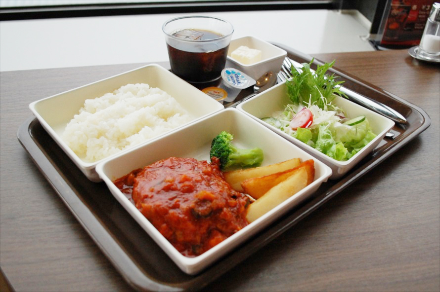こちらはランチセットA。機内食風に盛りつけられている