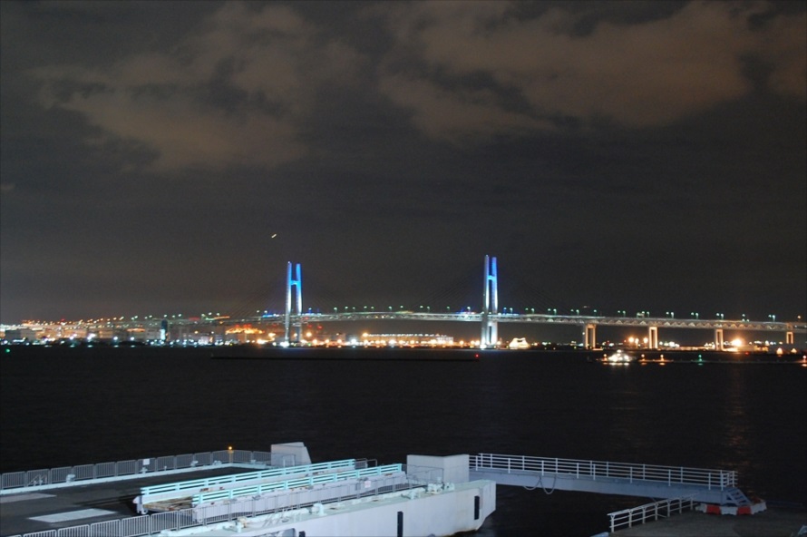 屋上広場から海を正面にして右側には、横浜ベイブリッジの全景が広がる 
