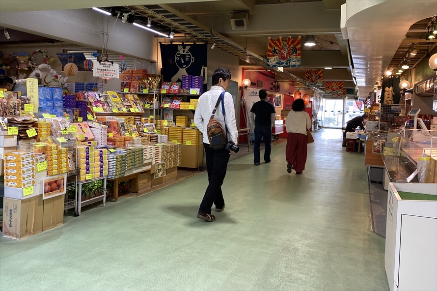 鮮魚に練りもの、干物に加工品といった海の幸をはじめ、お土産用のお菓子やグッズなど、銚子に関わる多くの商品がそろっている 