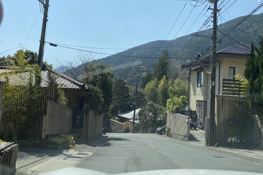 奥湯河原温泉地に入ると、ひなびた雰囲気に包まれる。いずれ宿泊に訪れたい