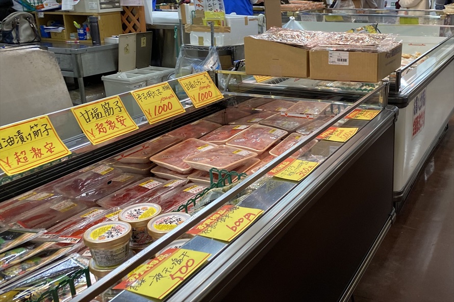 「さかな館」では鮮魚のほか、干物などの加工品も充実