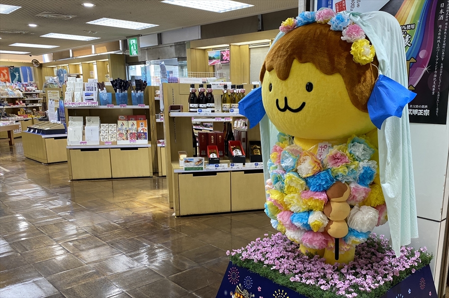 秩父のイメージキャラクター「ポテくまくん」。この日は妖怪アマビエの姿でお出迎え