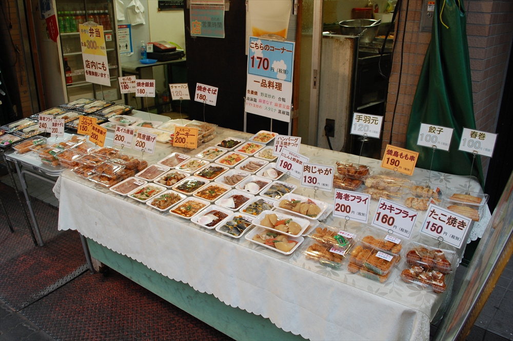 どの総菜も安価な値段で販売されている