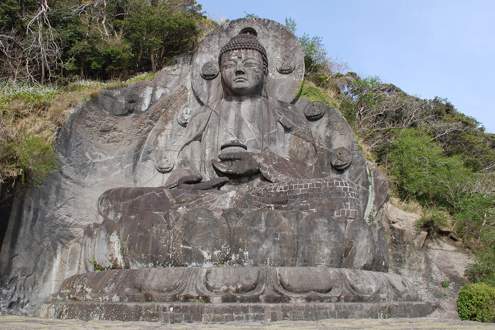  大仏様は、手に薬瓶を持つ「薬師瑠璃光如来像」。光背までふくめた大きさは、およそ31メートル 
