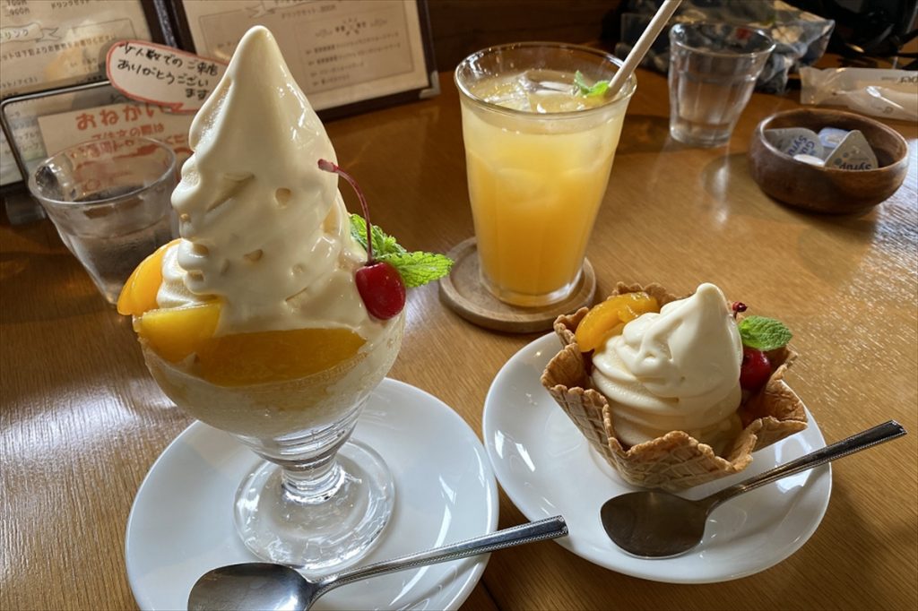  左から「びわパフェ」900円（税込み）、「ビワジュース」560円（税込み）、「びわソフト」600円（税込み） 