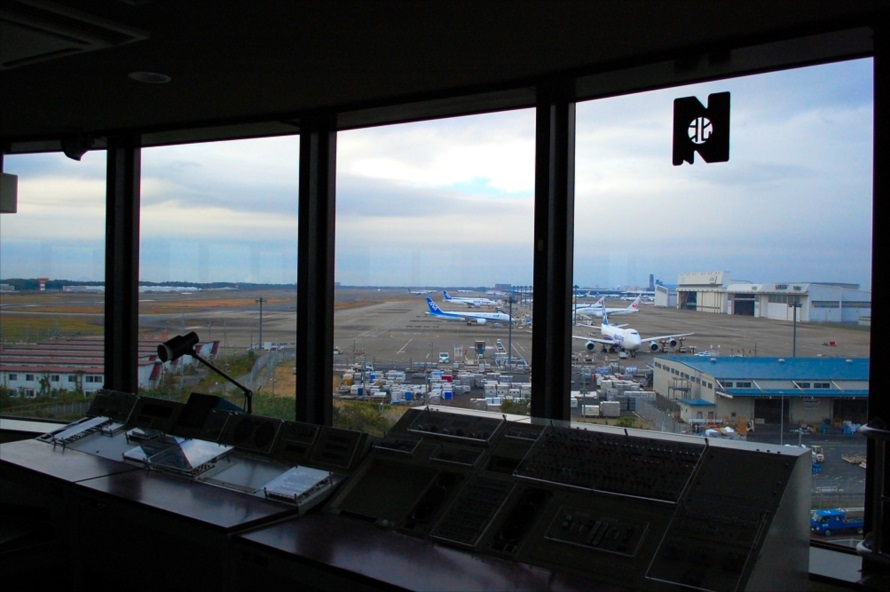 冷暖房完備の快適な環境で離着陸、あるいは駐機する航空機を眺めていられる