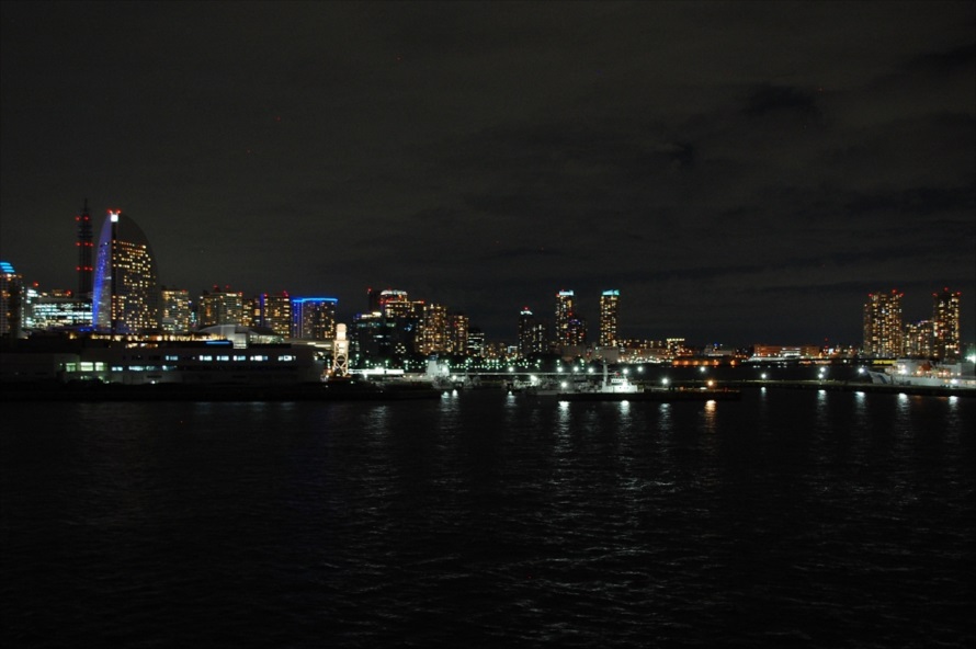 横浜赤レンガ倉庫より海側（北方向）にも夜景が広がる 