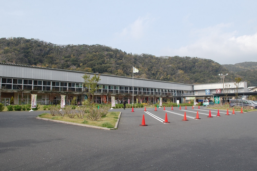  時報にチャイムが流れるなど、小学校らしさが演出される 