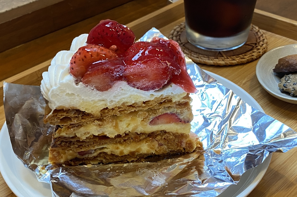 チェリータルト、ミルフィーユともに380円(税込み)。セットのアイスコーヒーは250円(税込み)