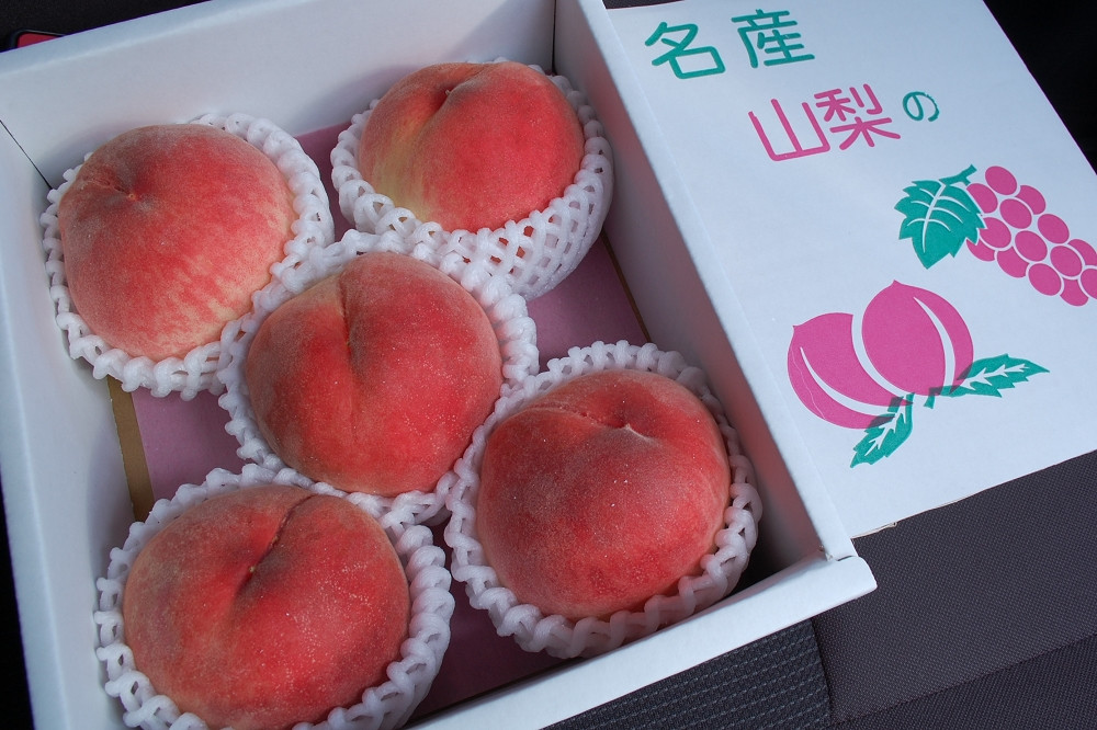  山梨県産の桃（中箱5個入り）は2,400円（税込み） 
