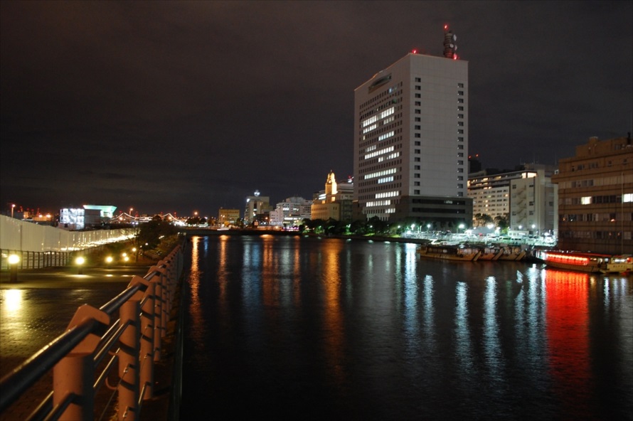 馬車道方面の夜景は、どこか懐かしい気持ちにさせられる 