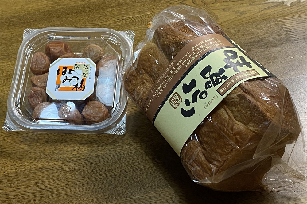 「はちみつ梅」は1,055円(税別)「味噌パン」は461円(税別)