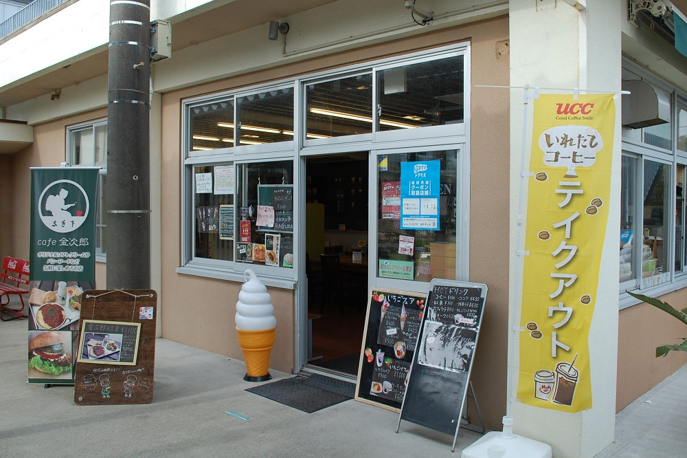  店内の設備に、小学校時代の椅子や勉強机が利用されている 