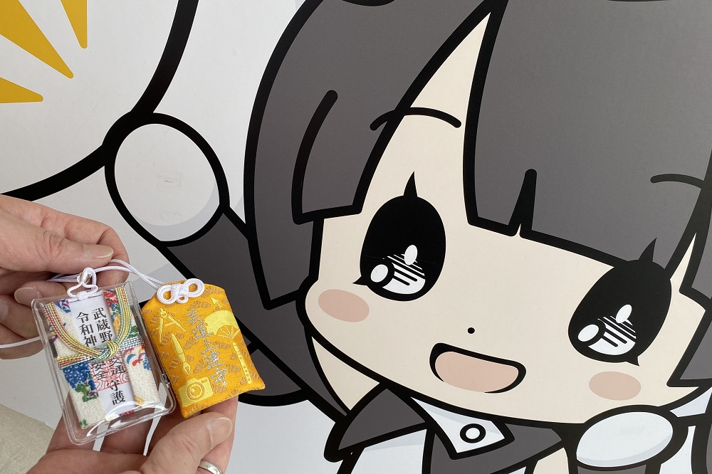  画像右の女の子は、アニメツーリズム協会の公式キャラ「じゅんれいちゃん」。「ところざわサクラタウン」は「訪れてみたい日本のアニメ聖地88」の1番札所に選ばれている 