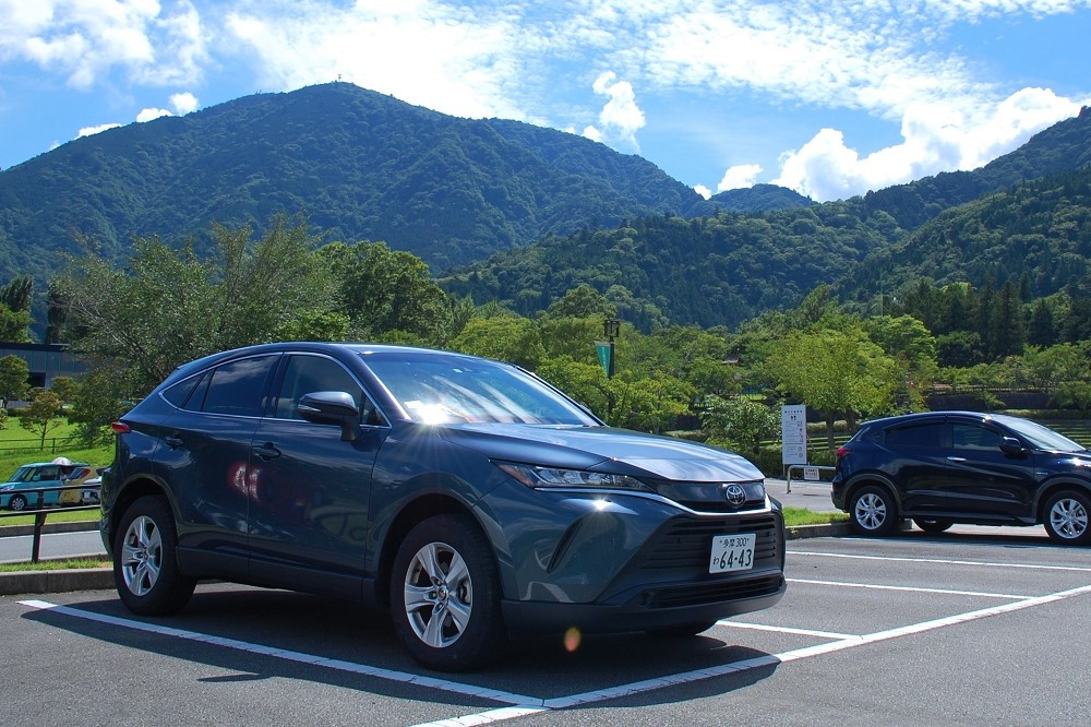  流麗で力強いスタイルは街中だけでなく、アウトドアでも存在感を発揮する 