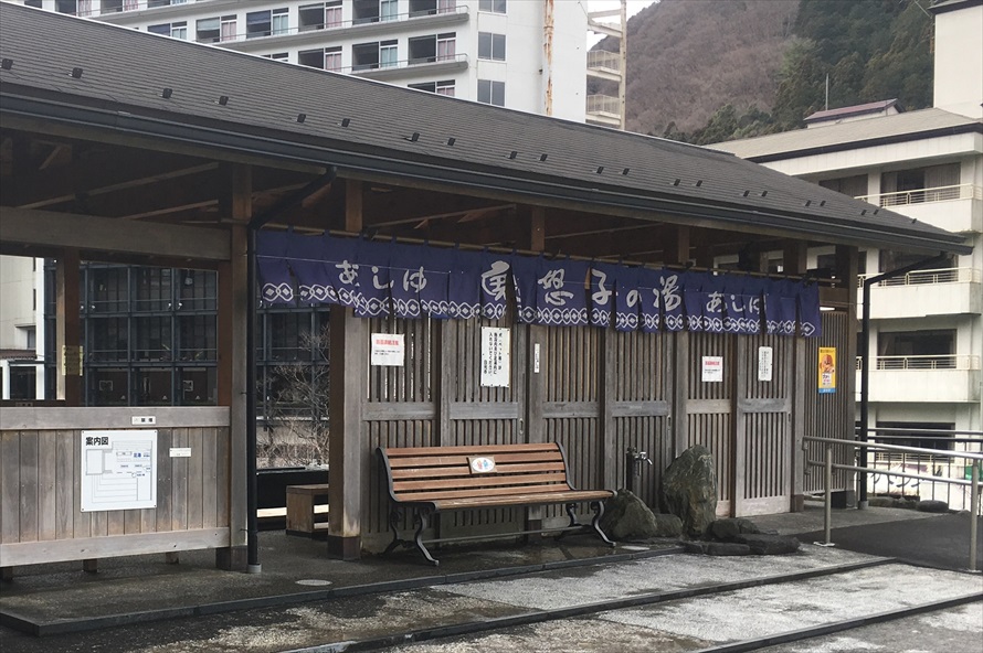 男の子の鬼は鬼怒太、女の子の鬼は鬼怒子と呼ばれている。足湯の脇から鬼怒川まで降りられる遊歩道も 