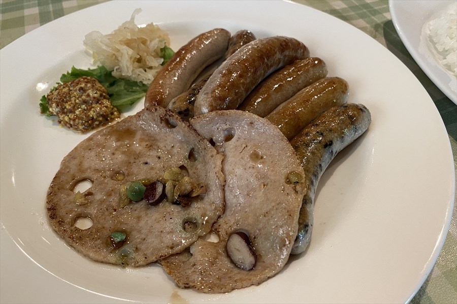  「ハムとソーセージの盛り合わせ」は単品で1200円（税込）。プラスAセットは2400円（税込）
