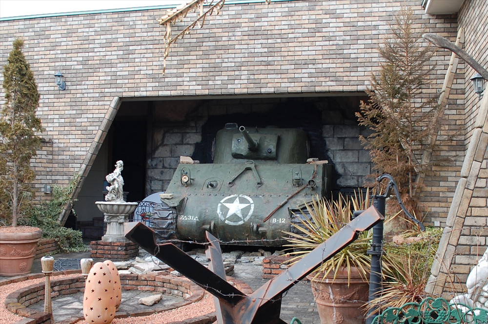 壁を突き破って飛び出しているのは第二次世界大戦で活躍した「M4シャーマン戦車」
