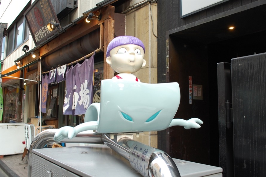 一反もめんに乗ったねこ娘。最新のアニメのカラーデザインになっている