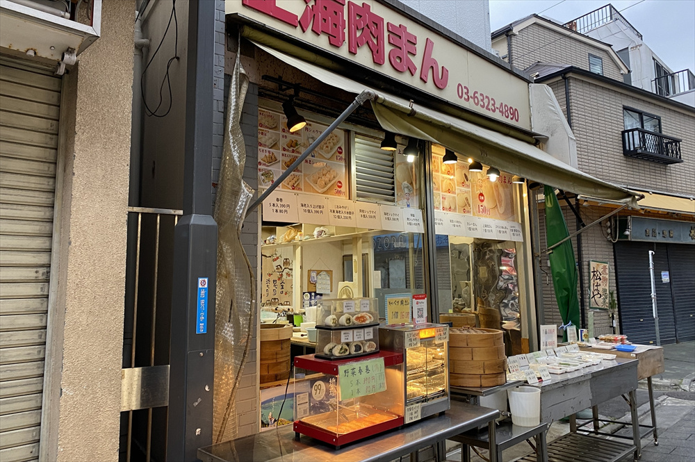 総菜は一品(ワンパック)230円(税込)。三品購入で600円(税込)とお買い得